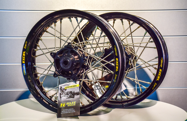 前後セット）Kawasaki Z900RS 2018- 18インチロードコンプリート