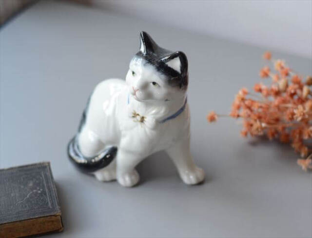 フランスから すこし上目なかわいいネコ オブジェ 白磁器 猫 キャット