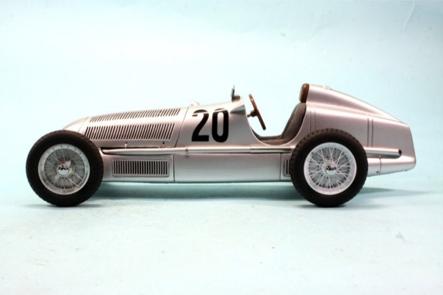 CMC 1/18 メルセデス ベンツ W25 アイフェルレンネン(ニュルブルク