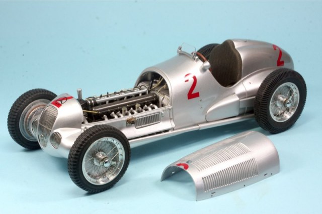 取り寄せ] CMC 1/18 メルセデス ベンツ W165 1939 シルバー M-018