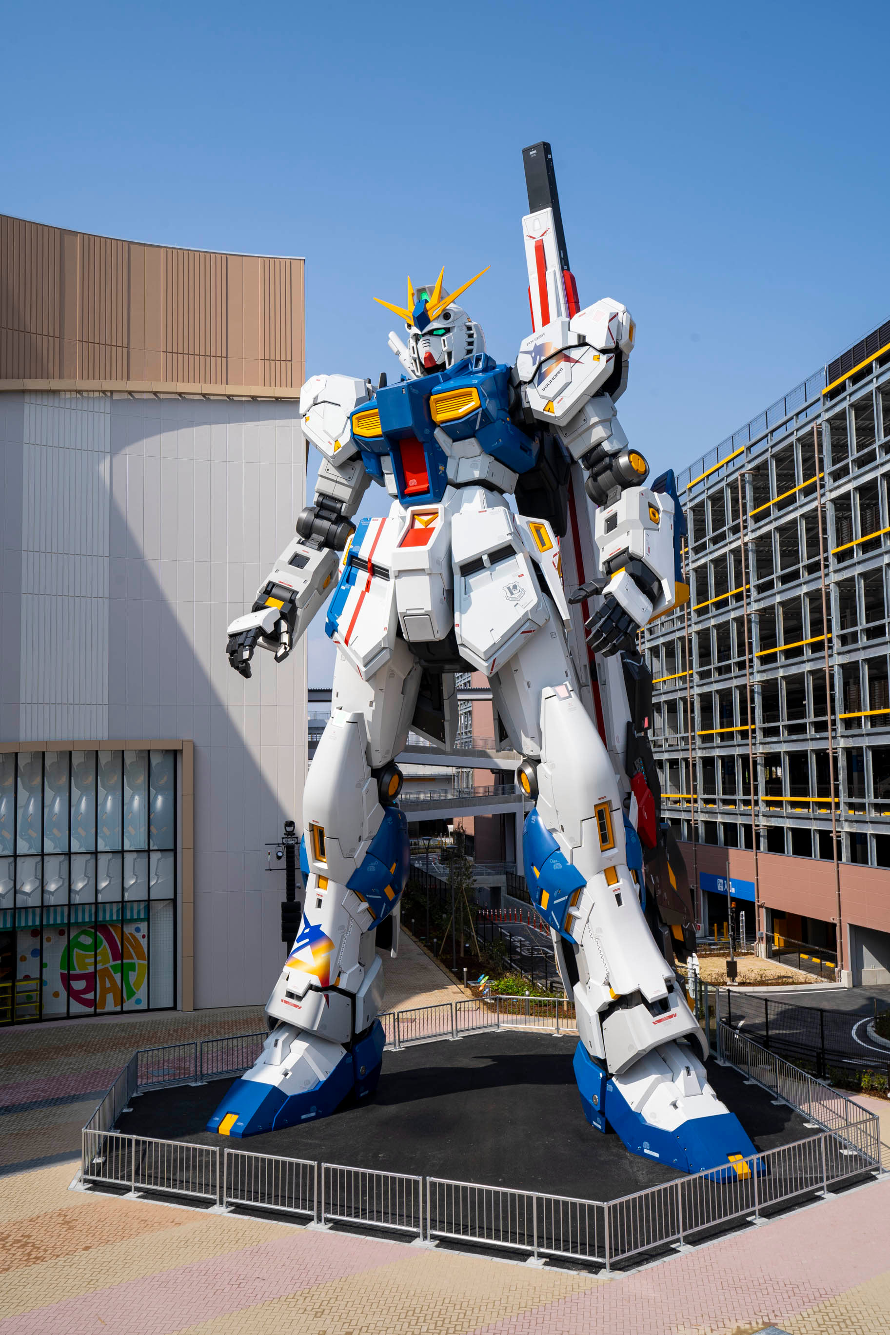 ららぽーと福岡のガンダム立像「RX-93ff νガンダム」4月25日公開