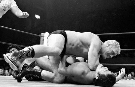 アントニオ猪木と“赤鬼”ウイリエム・ルスカがタッグで抗争！ 猪木写真