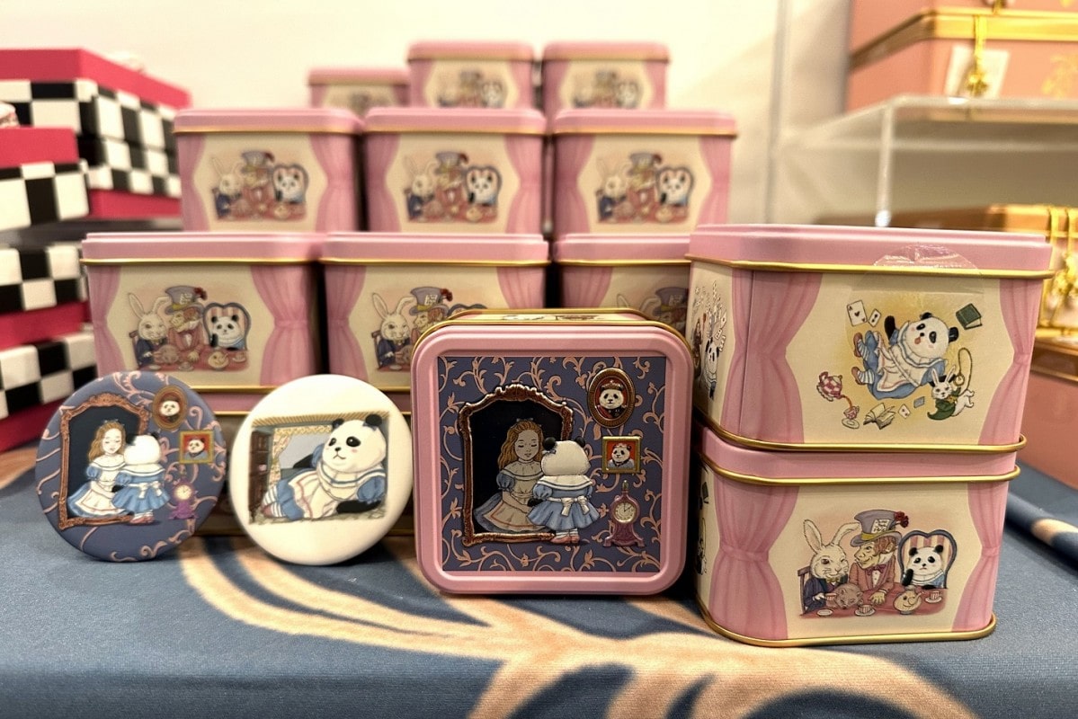 青山デカーボ」の鏡付き缶入りクッキー - 梅田経済新聞