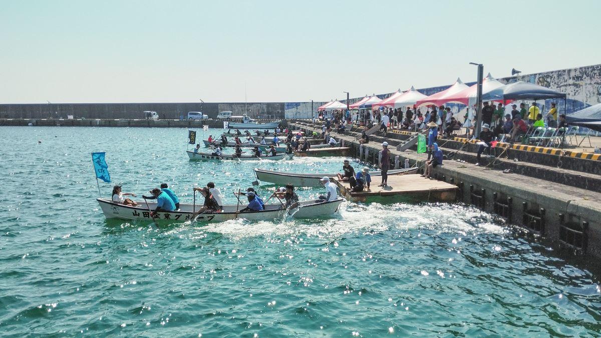 沖永良部島の港まつりの船こぎ競走に住民ら白熱 優勝は「玉城青年団A