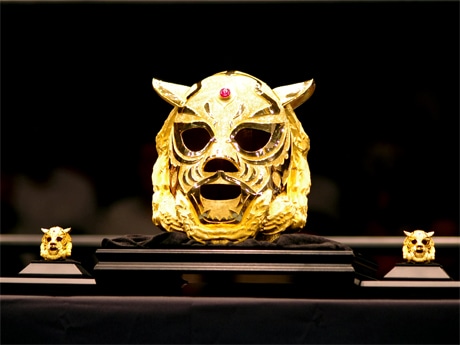 後楽園ホールで「純金」タイガーマスク初公開 限定1個、価格6,000万円