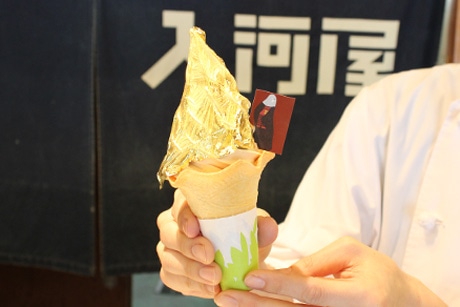 浜松・三ケ日の和洋菓子店に「金のソフトクリーム」 金ぱくと金粉の2