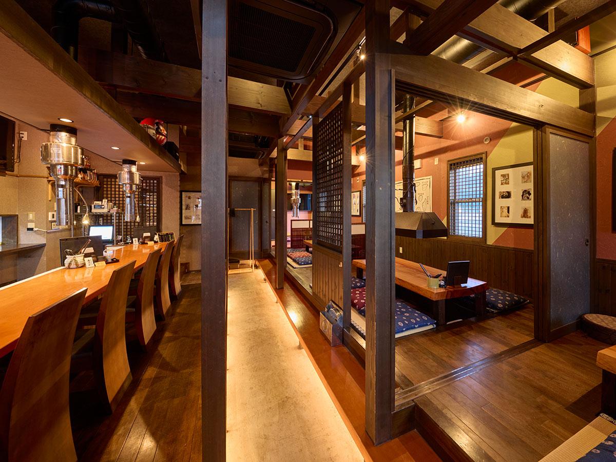 松本で画家・山下康一さん作品展 紙の白と墨の濃淡で、「山の厳しさ