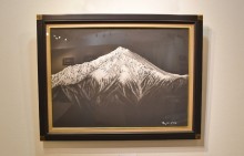 松本で画家・山下康一さん作品展 紙の白と墨の濃淡で、「山の厳しさ