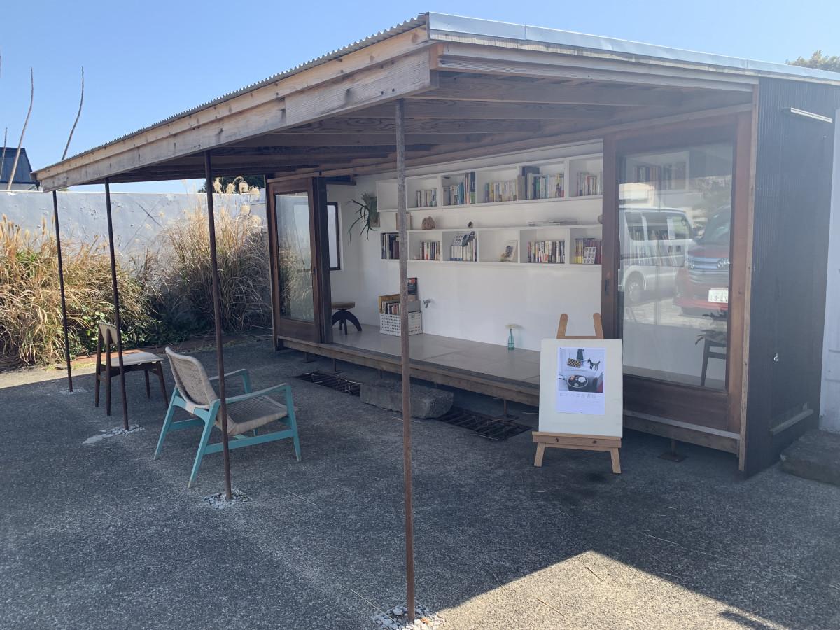 東伊豆町に「ヒトハコ古書店」 14組の本棚オーナーが選んだ本を販売