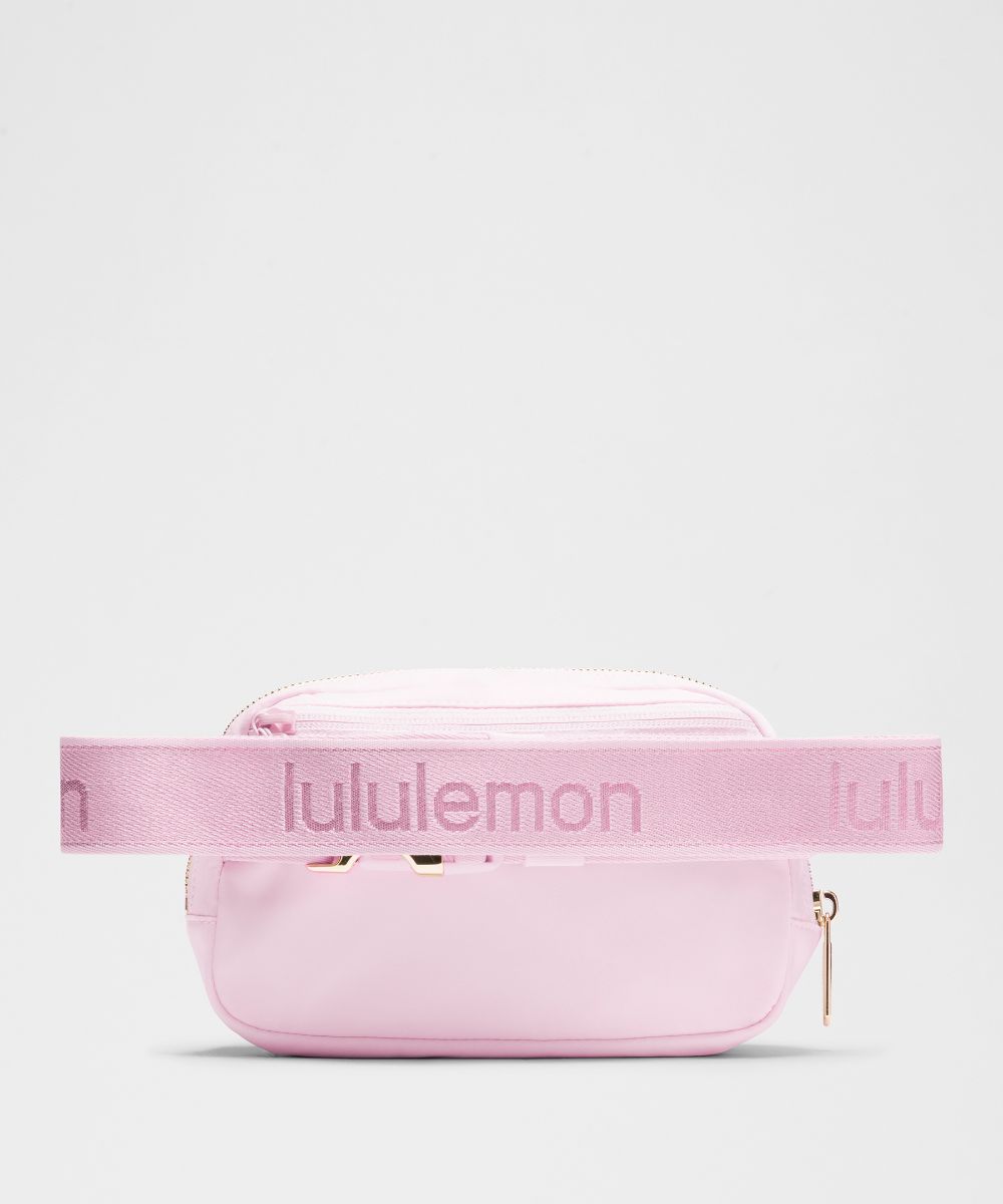 Everywhere ベルトバッグ 1L *メタリックワードマーク | バッグ