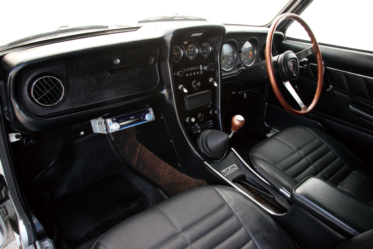 レジプロエンジンとロータリーエンジンの両方が搭載されたファミリア