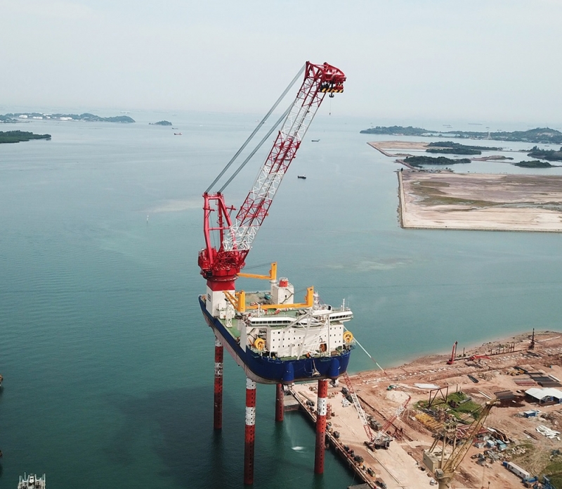 1600トン吊り全旋回式クレーン搭載、鹿島などが完成させたSEP船の全容