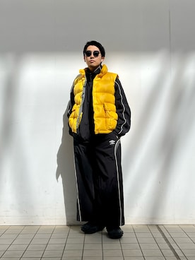 DAIWA PIER39のダウンベスト（イエロー系）を使った人気ファッション