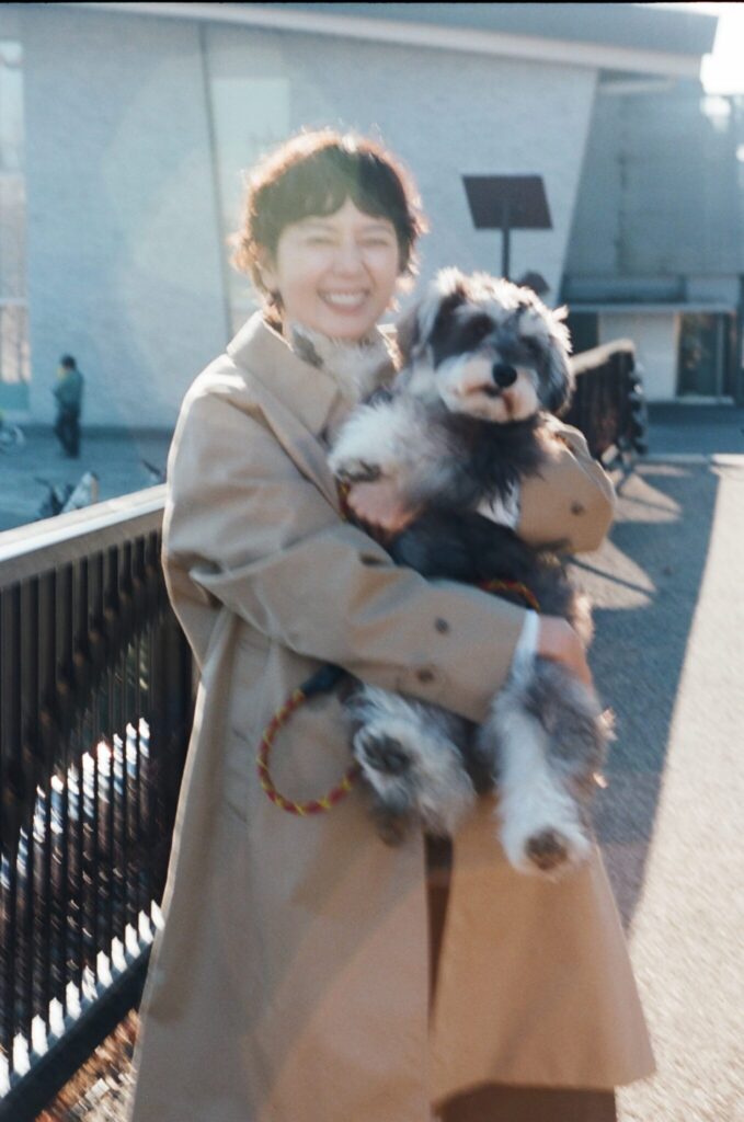 菊池亜希子と、〈ナナミカ〉のバルマカンコート。 | Article