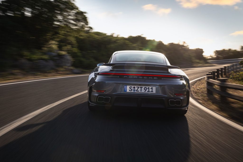 ポルシェ911史上最強！新型「ターボS」電動ツインターボで走りの頂点を