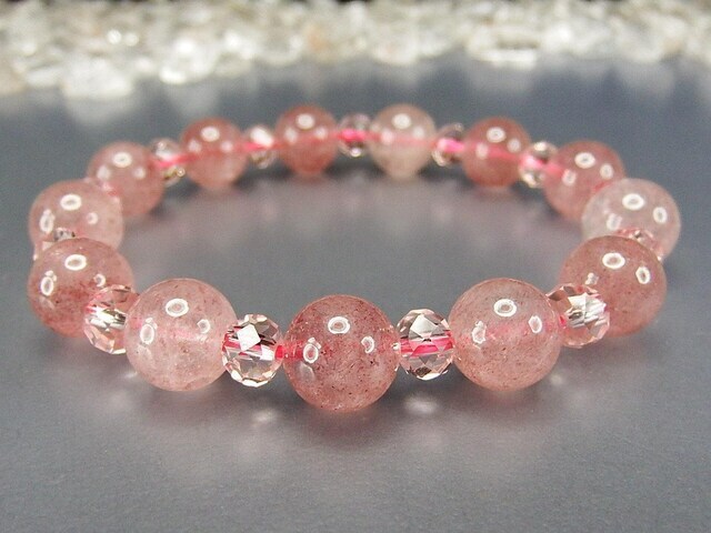 ストロベリークォーツ10mm弱可愛いピンク系天然石ブレスレット透明度