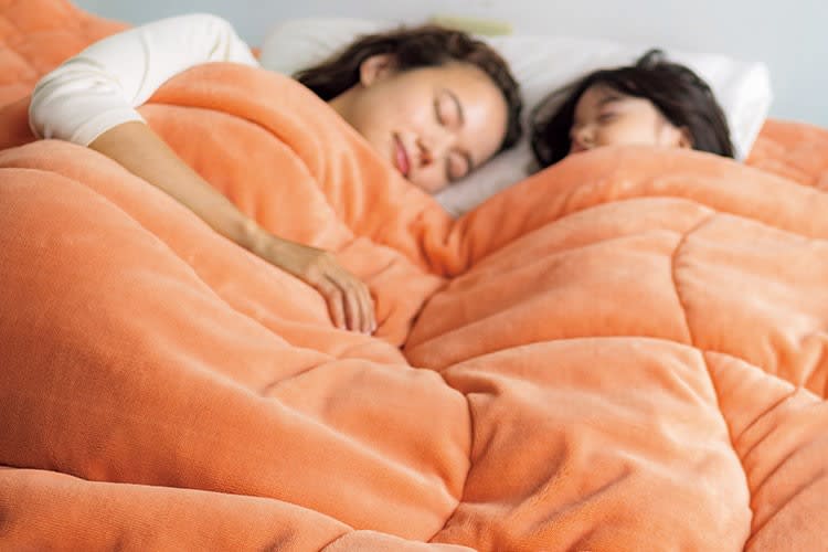 朝までずっと暖かい！発熱するあったか毛布ヒートループ®｜布団
