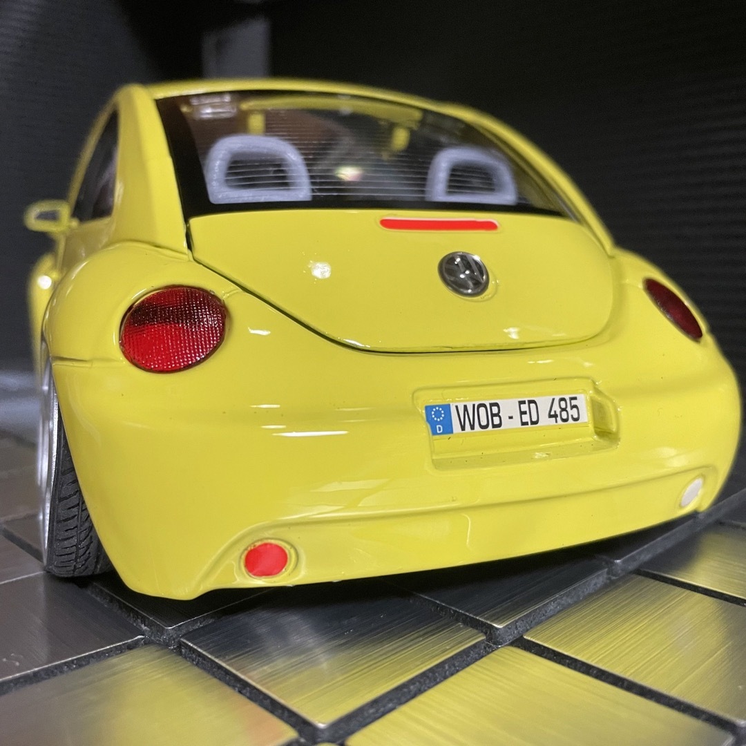 ブラーゴ 1/18 フォルクスワーゲン ニュ-ビートル（カスタム仕様)の