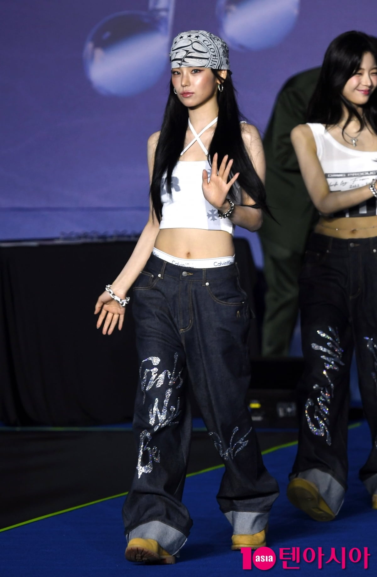 ITZYのイェジ、2025 SBS 歌謡大典サマーのブルーカーペットに登場