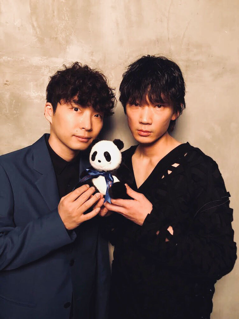 綾野さんの“逆バックハグ”、星野さんの“ウィンク”奇跡カットが満載の