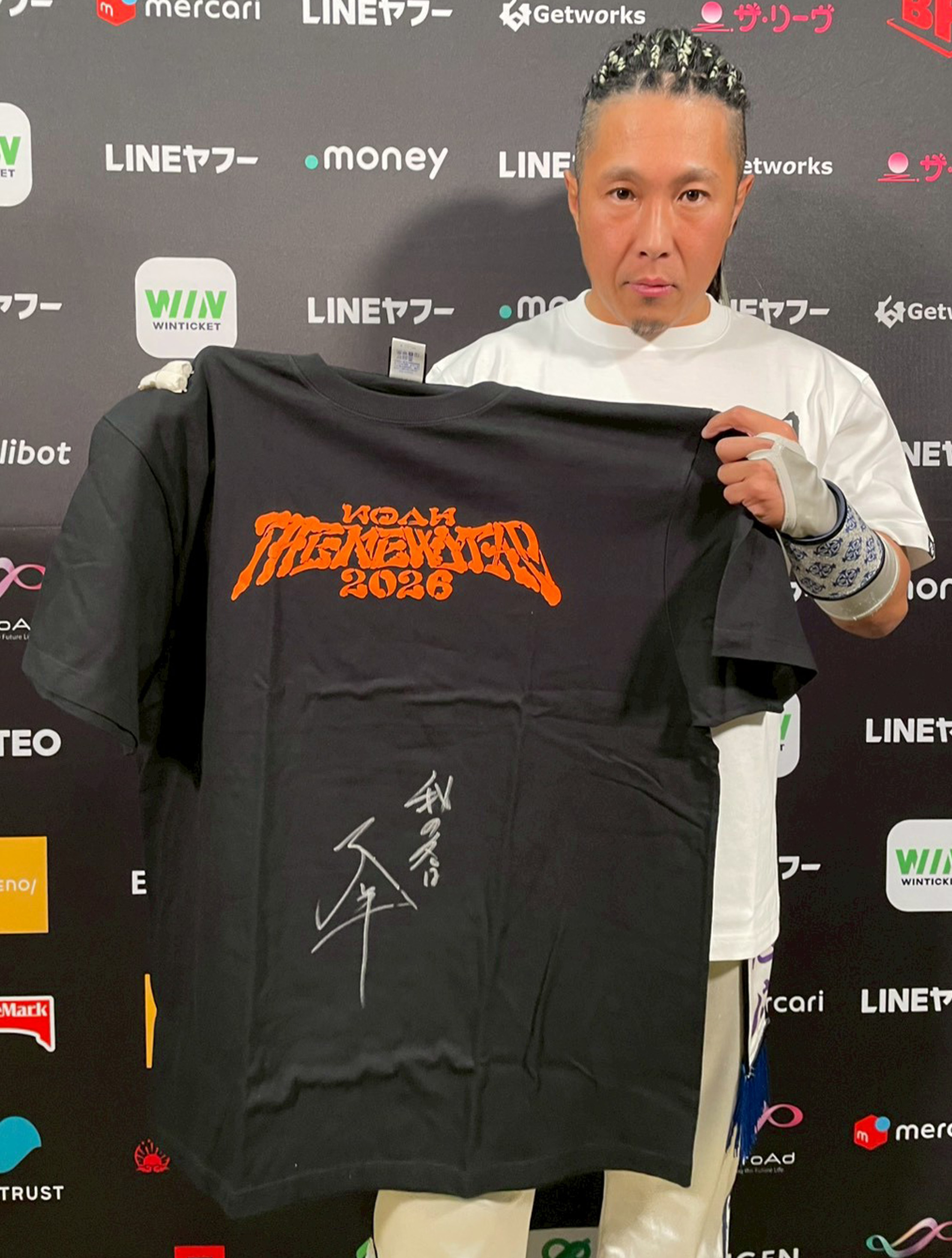 通販限定】王者直筆サイン入り！1.1日本武道館大会記念Tシャツが数量