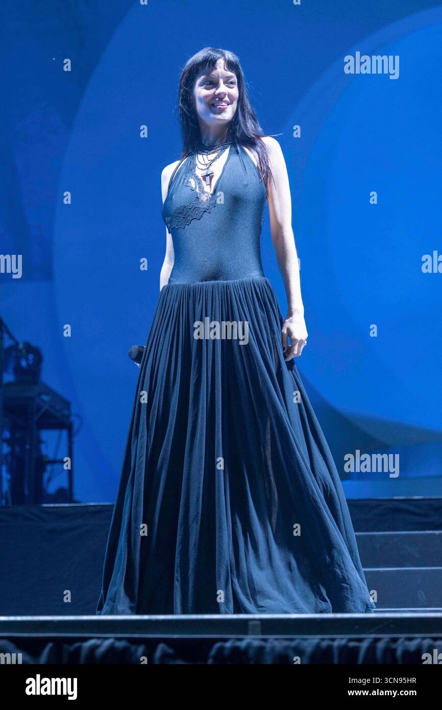 María Zardoya Steps On Stage Looking Different In 2025 Tour Clip