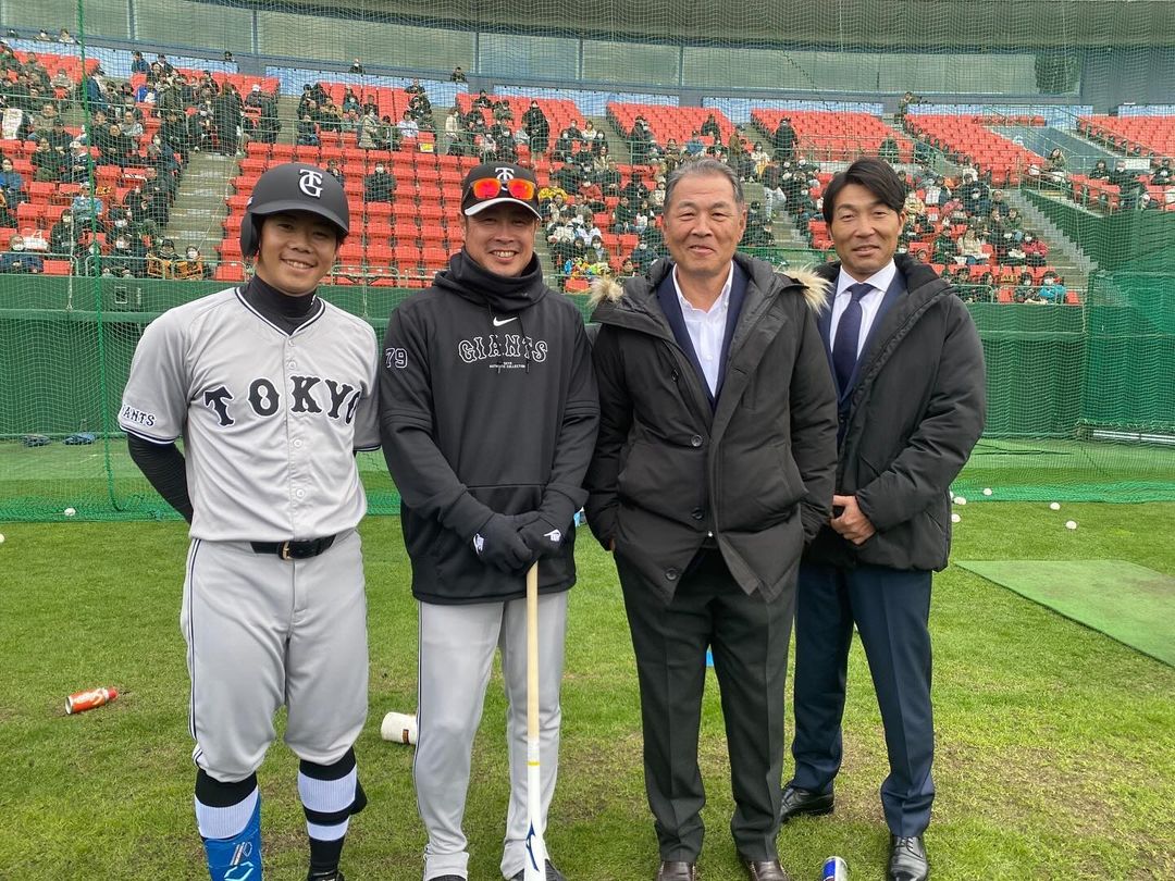 巨人・亀井善行が歴代背番号9での豪華4Sを公開⚾ | 話題の投稿