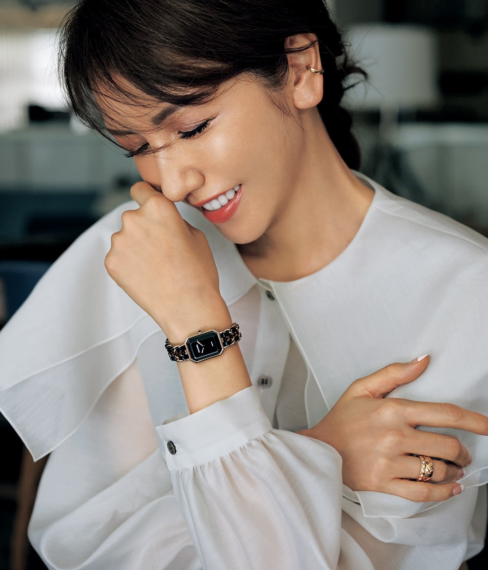 どんなファッションにもマッチするシャネルの「プルミエール」が復刻