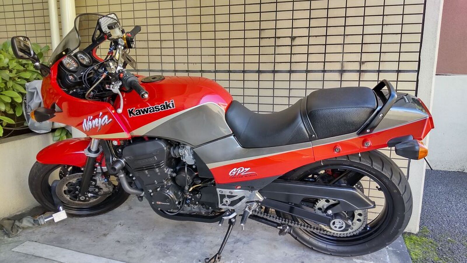 KAWASAKI GPZ900R「GPZ900Rのタンデムグリップ取付。」 | ウェビック