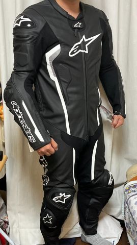 レーシングスーツ・革ツナギの口コミ・動画インプレッションを探す(1