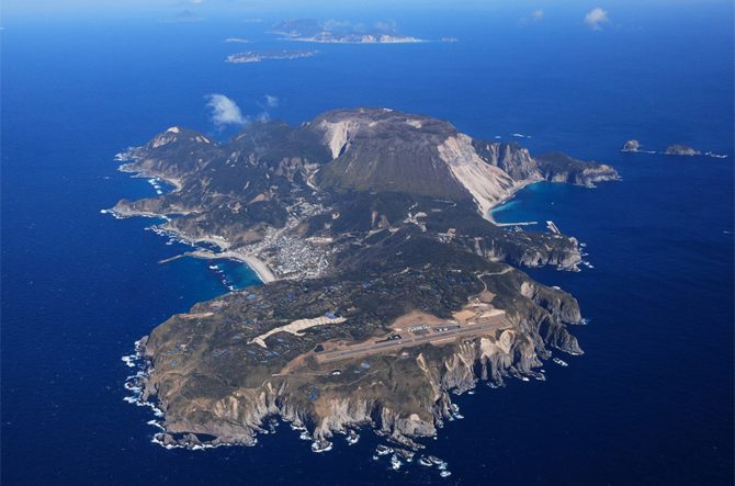 東京の離島群「伊豆諸島」が観光におすすめ！フェリーや小型機での