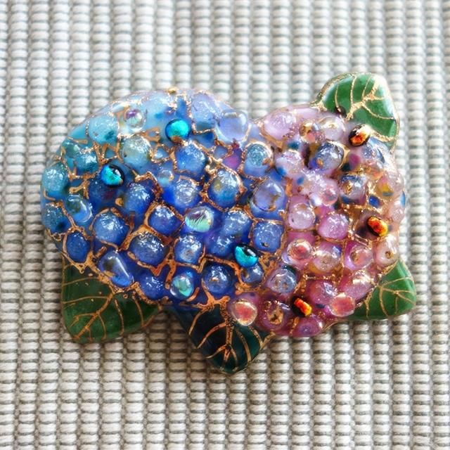 2色のアジサイの七宝焼ブローチ - 七宝焼の工房Uncle Z(アンクル