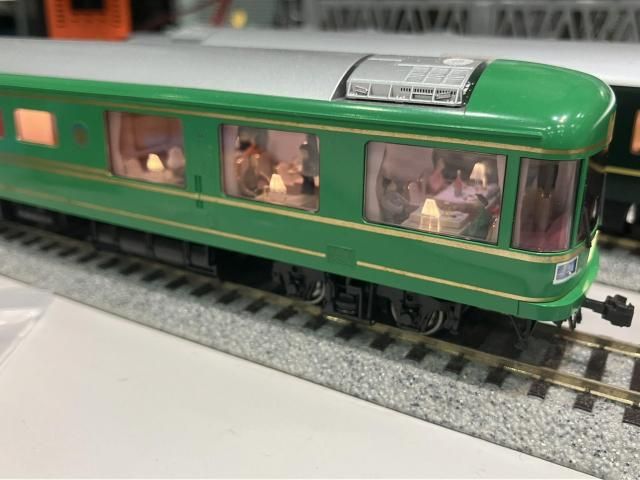 HOゲージの食堂車のお料理はミニチュア人形のYFS
