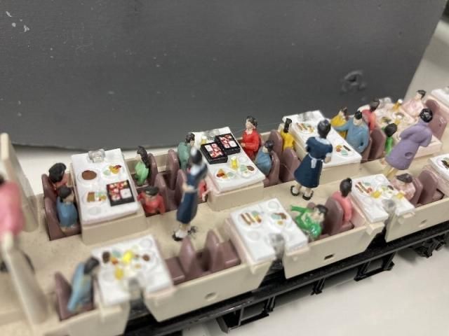 HOゲージの食堂車のお料理はミニチュア人形のYFS
