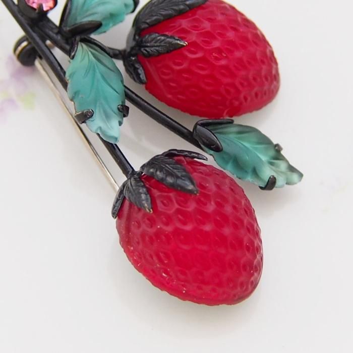 AUSTRIA オーストリア フルーツガラス レッドストロベリーのブローチ