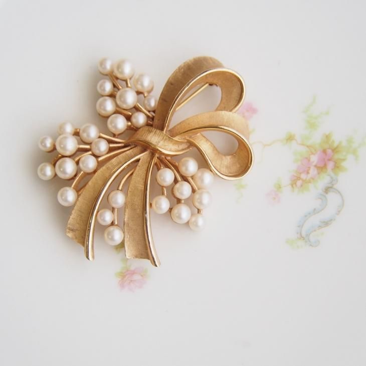 Trifari トリファリ ゴールドトーン フェイクパール リボンのブローチ
