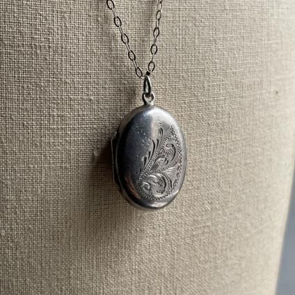 ヴィンテージ ロケット シルバー 楕円 片面彫り ペンダントトップ