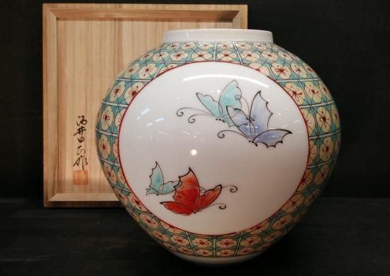 十四代柿右衛門 酒井田 正 作 錦蝶々地紋花瓶 (共箱入) 国家重要無形