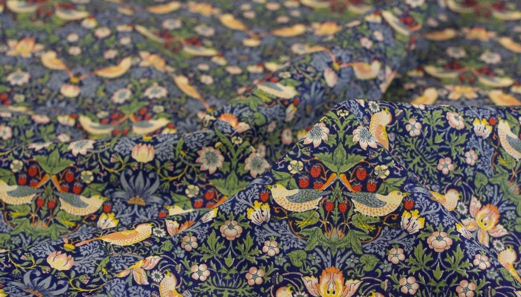 いちご泥棒｜Blue Navy | V&A - 【キジキジ】布・生地の通販｜北欧風