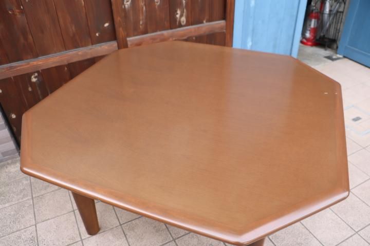 FUJI FURNITURE(冨士ファニチア)のダイニングテーブルです。低めの