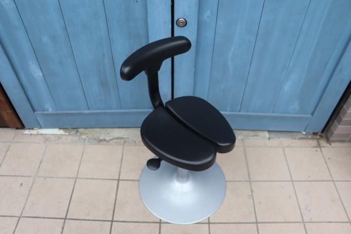 ayur chair(アーユルチェア) ルナ 丸ベースタイプです。/坐骨で座る