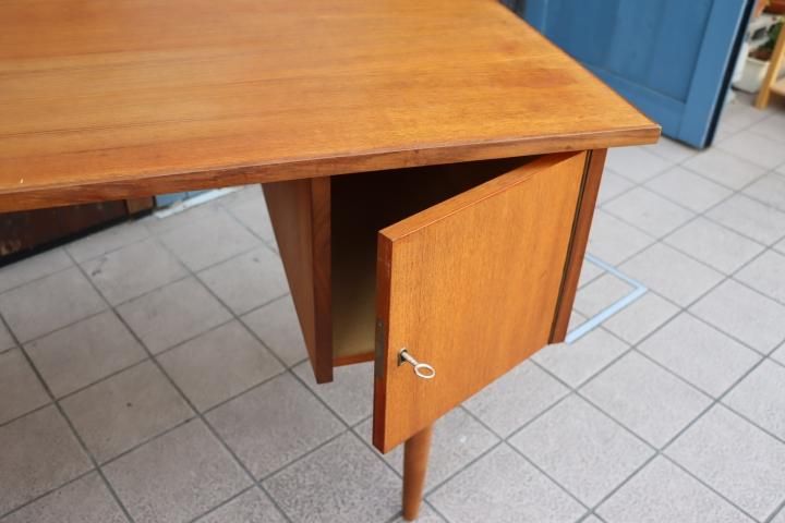 デンマーク製のチーク材を使用した両袖デスクです。北欧らしいシンプル