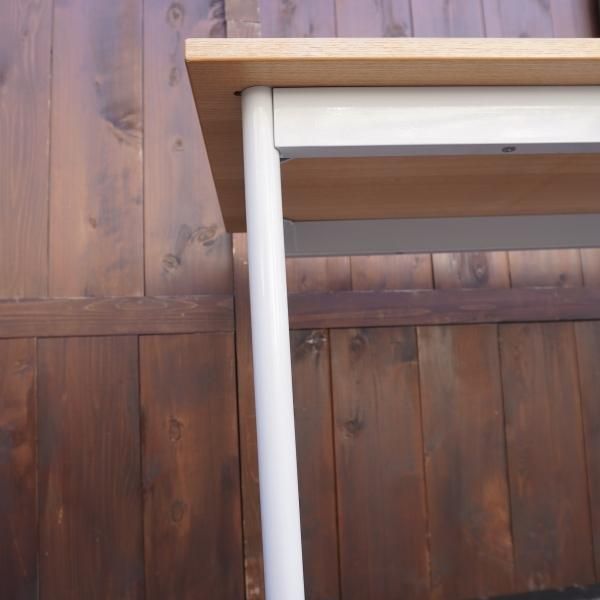 タモ材を使用した無印良品のパーソナルデスク。ホワイトのスチール脚と