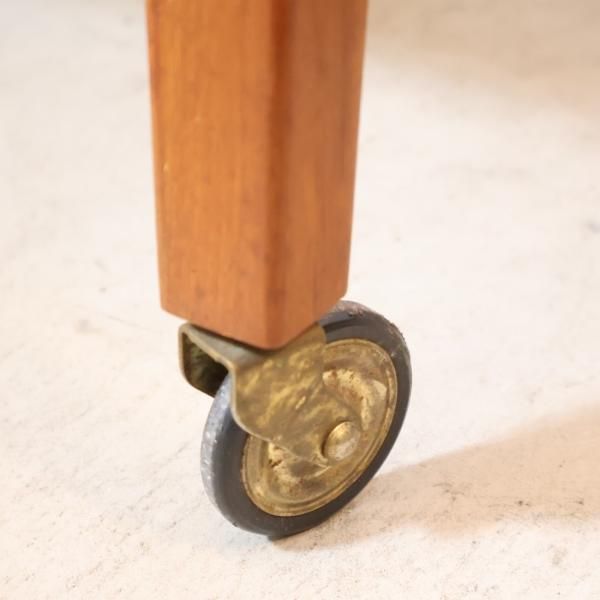 北欧デンマークより入荷したチーク材を使用したソーイングワゴンです