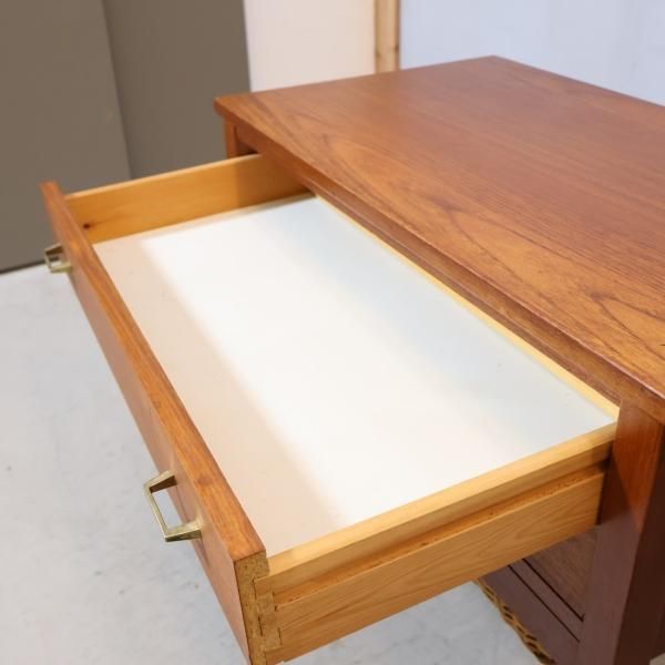 北欧デンマークより入荷したチーク材を使用したソーイングワゴンです