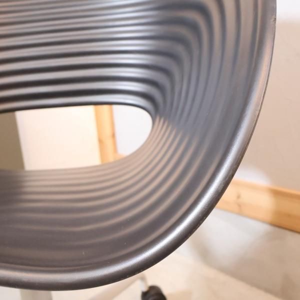 Vitra(ヴィトラ)社のRon Arad(ロン・アラッド)の代表作Tom Roll