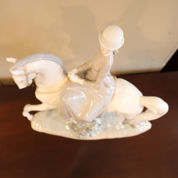 スペインLLADRO(リヤドロ)社の陶器人形の置物『フィギュリン』白い馬の