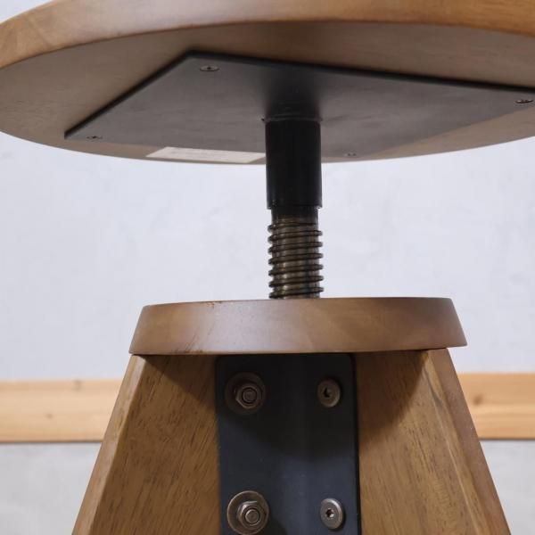 unico(ウニコ)のVIZ(ヴィズ) 回転スツールです。高さ調整も可能で