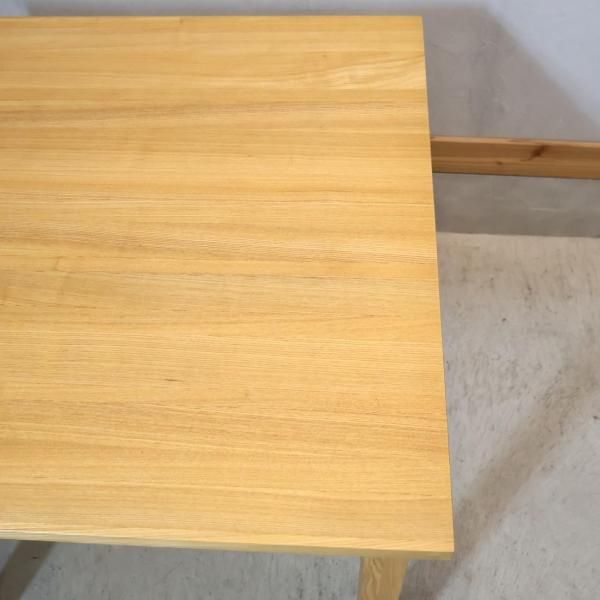 無印良品の稀少なタモ材を使用したダイニングテーブルです♪80×80cmの