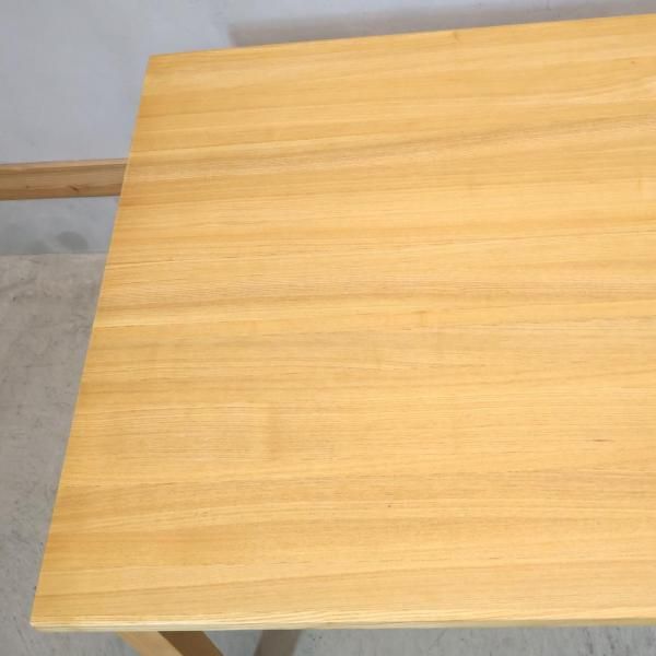 無印良品の稀少なタモ材を使用したダイニングテーブルです♪80×80cmの